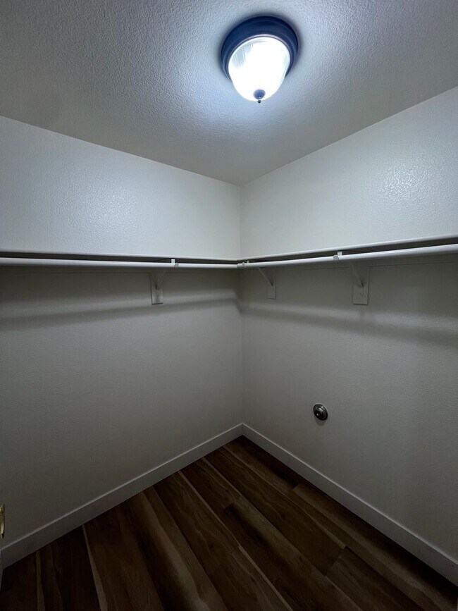 Building Photo - Gated Community / Community Pool / Luxury Vinyl Planking Throughout