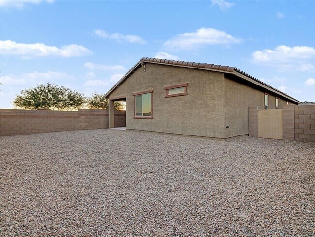 Building Photo - 4 Bedroom, 3 Bathroom