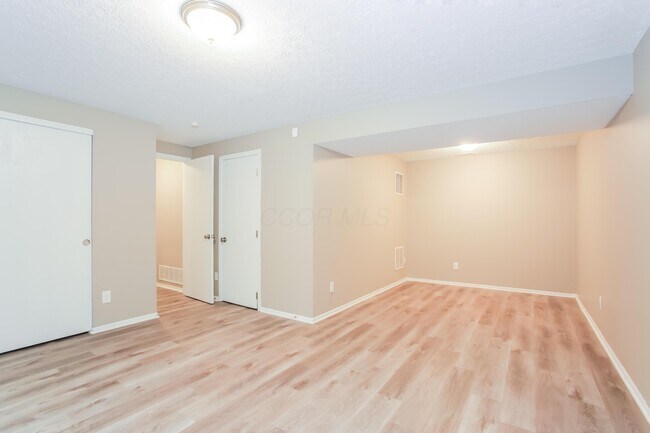 Building Photo - 1527 Berkhard Dr
