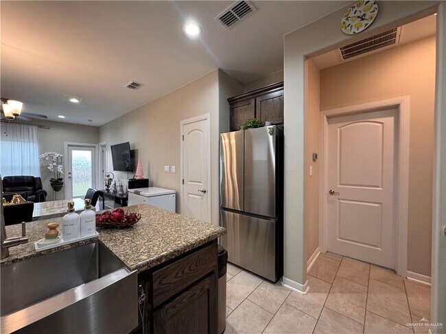 Building Photo - 23 N Soñador Dr