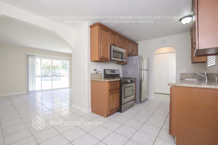 Building Photo - 452 Bard St