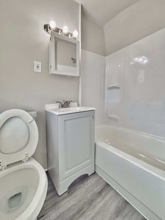 Building Photo - 422 W Allen St