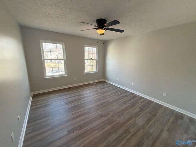 Building Photo - 103 Kestrel Ct SW