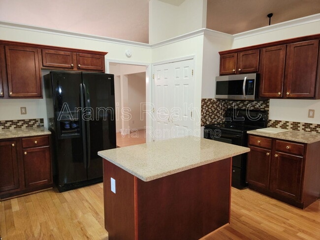 Building Photo - 3241 Cranberry Ln NE
