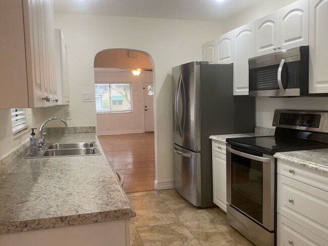 Building Photo - Euclid/Woodlawn Roommate Dream 4/3 home