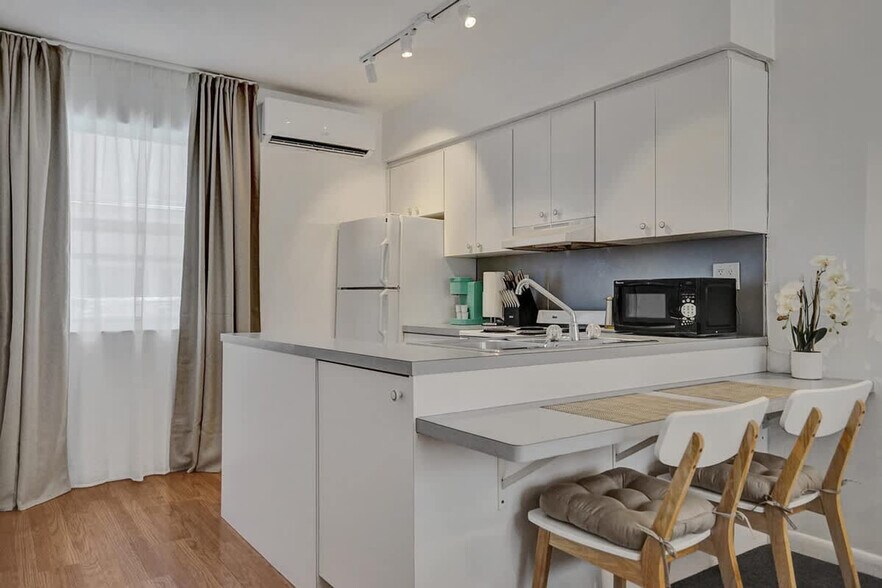 Building Photo - 851 N Surf Rd