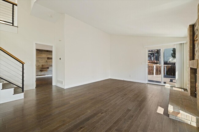 Building Photo - Amazing 4 bedroom, 3 bath home right by St...