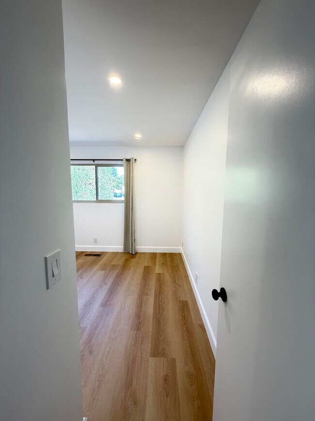 Building Photo - 9887 Broadmoor Dr