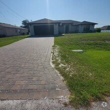 Building Photo - Spacious 4 Bedroom 2.5 Bath 2 Car Garage Home