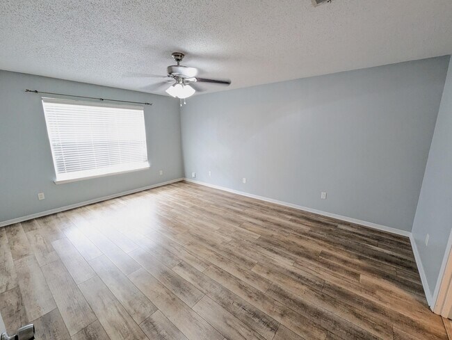 Building Photo - 9516 Brentwood Blvd