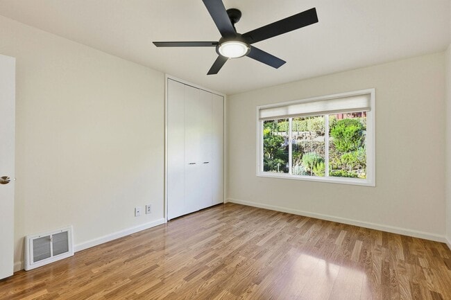 Building Photo - Spacious Three Bedroom Home in Forest Knol...