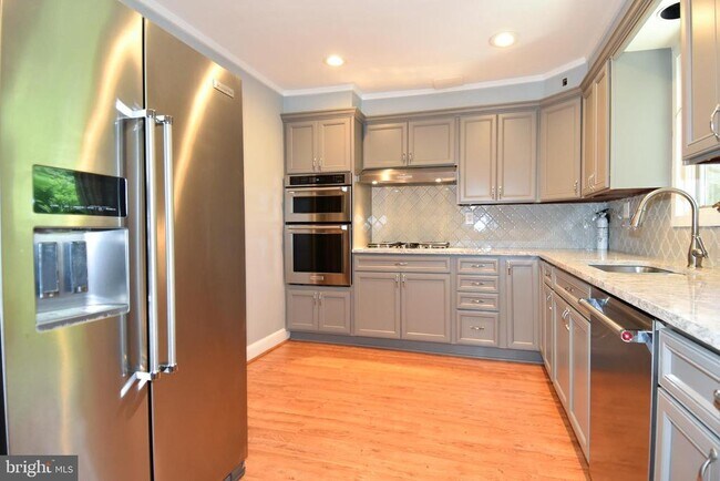 Building Photo - 6127 Brook Dr