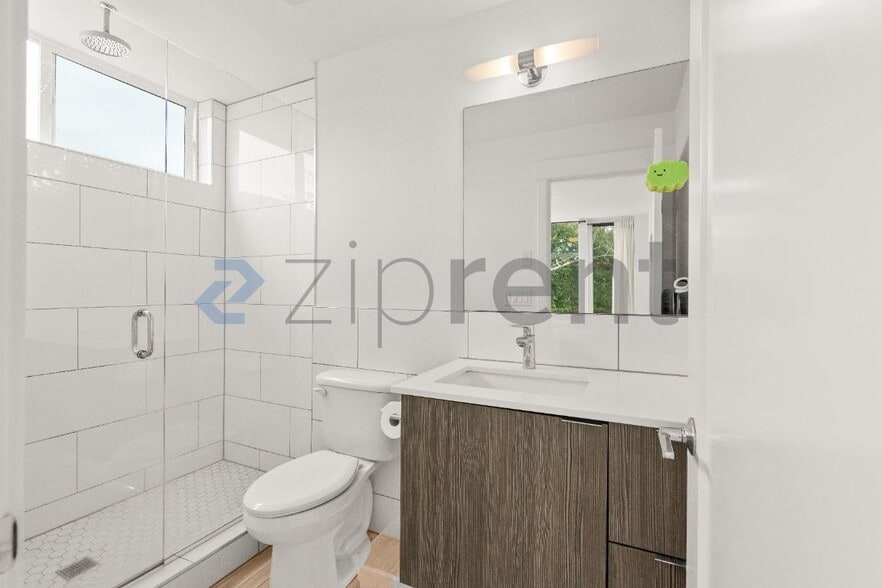 Building Photo - Unit B