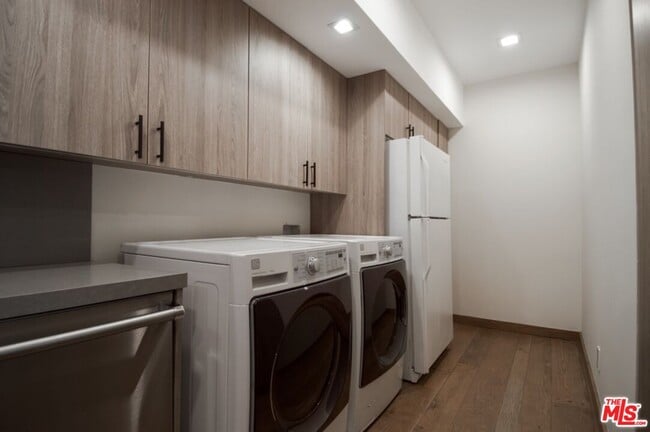 Building Photo - 1121 N Beverly Dr