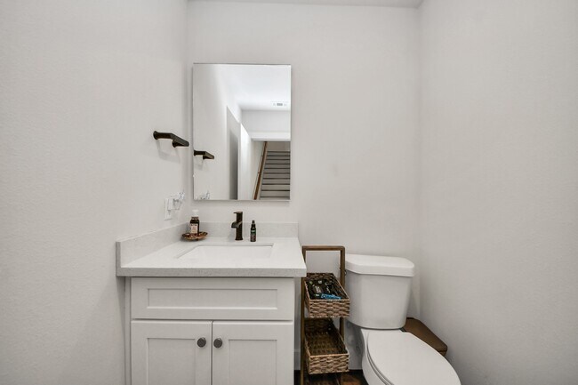 Building Photo - 3905 B Pinemont Dr