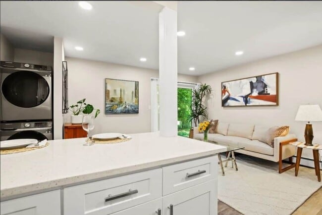 Building Photo - Newly Remodeled 1 BR Available Now!