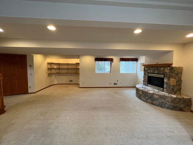 Building Photo - Gorgeous 5 Bed, 2.5 Bath Single-Family Home!