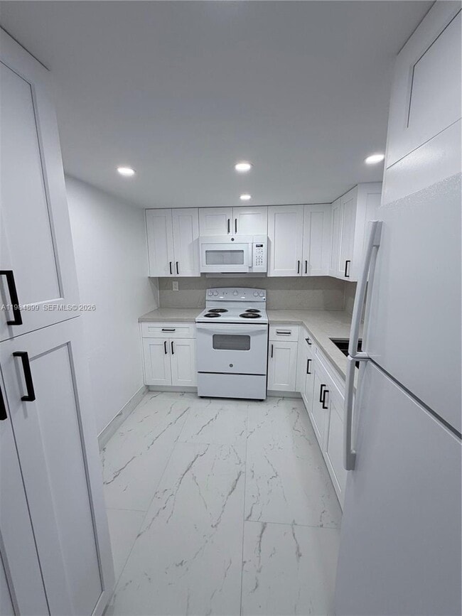 Building Photo - 9365 Fontainebleau Blvd