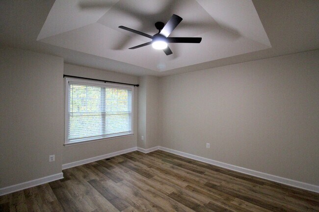 Building Photo - 3 level town home in popular Congers Creek...