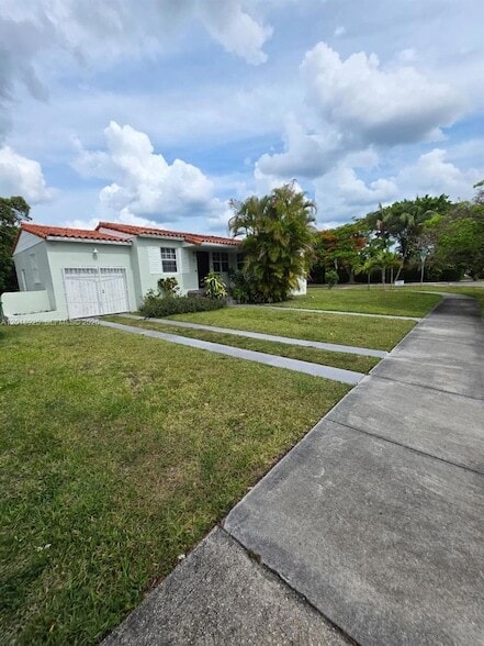 Building Photo - 1611 Coral Gate Dr