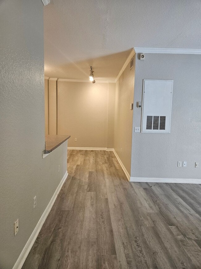 Building Photo - Beautiful Downtown Condo 2/2 Courtyard View FREE WATER/SEWER