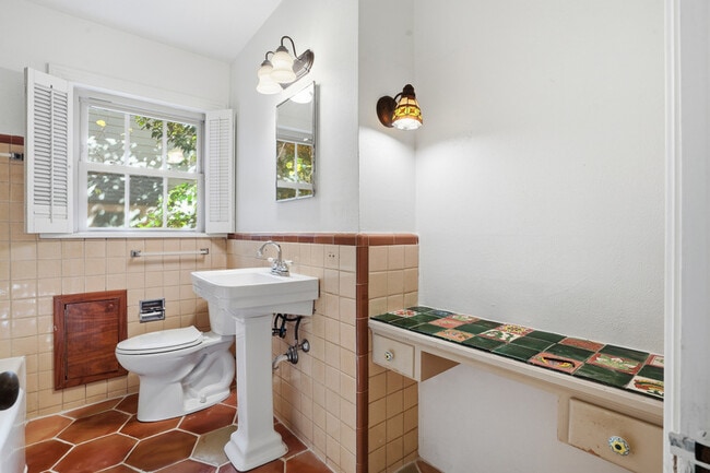 Building Photo - 2608 Highview Terrace