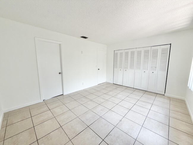 Building Photo - 799 Hill Dr