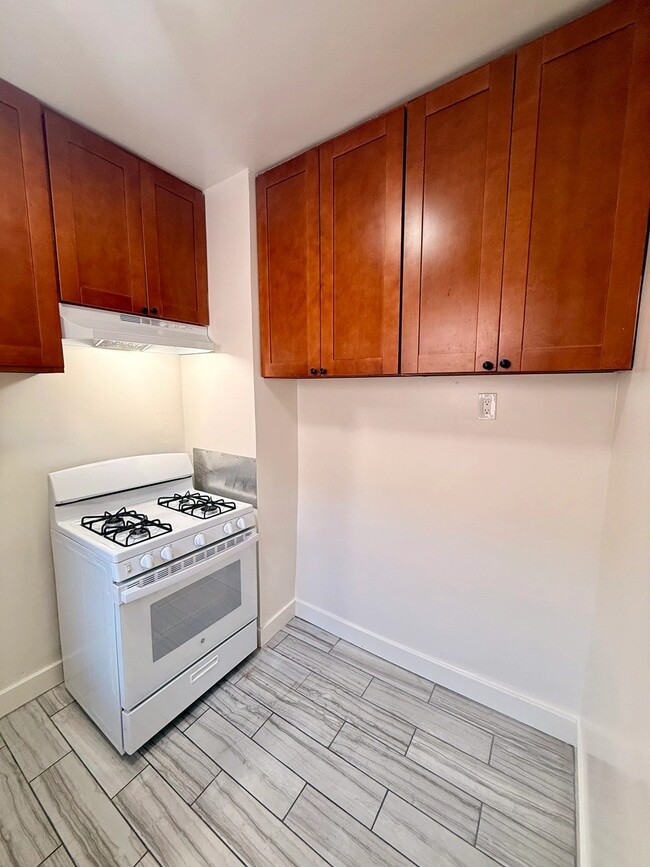 Interior Photo - 3057 Leeward Avenue,