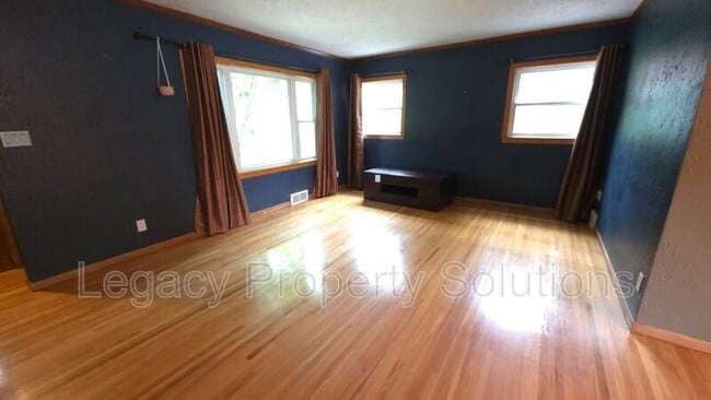 Building Photo - 926 N Mandan St