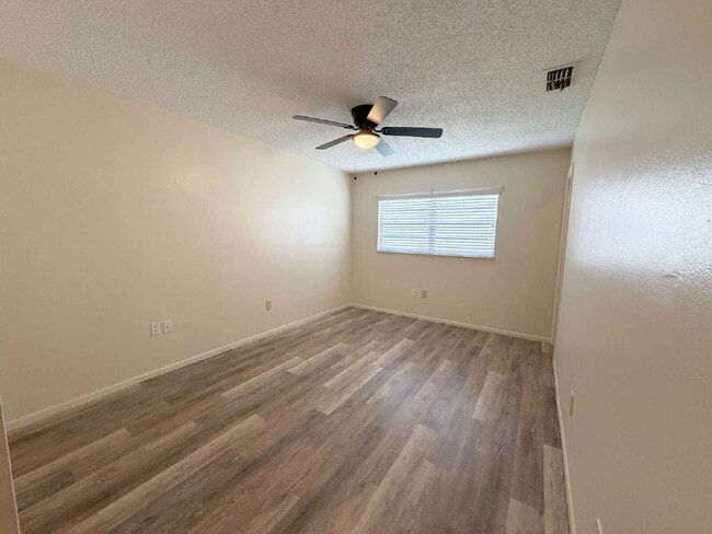 Building Photo - "Charming 2-Bedroom, 2-Bath Duplex Retreat in Spring Hill!"