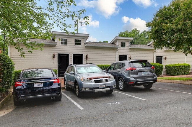 Building Photo - Gorgeous 3 Bedroom Townhome in Oregon Hill...