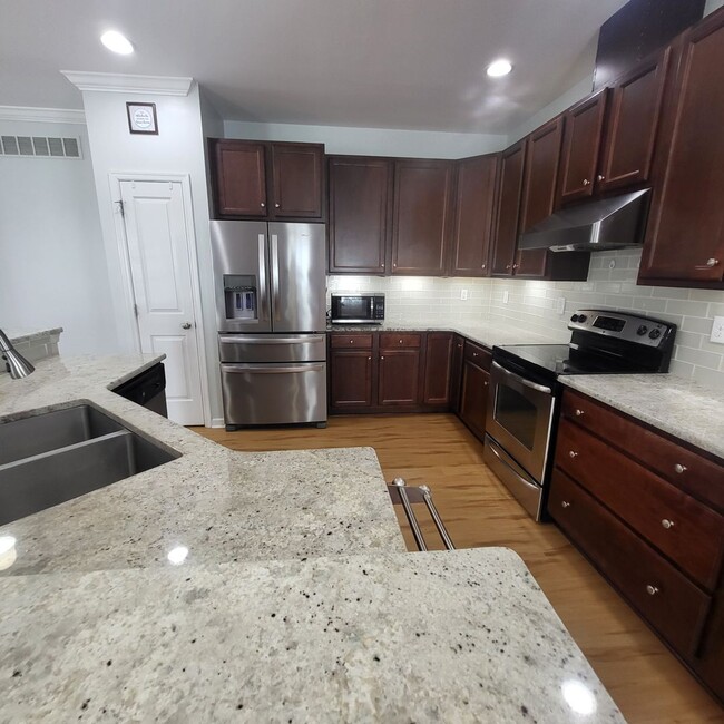 Building Photo - End unit townhome in Newark - 4 bedrooms, ...