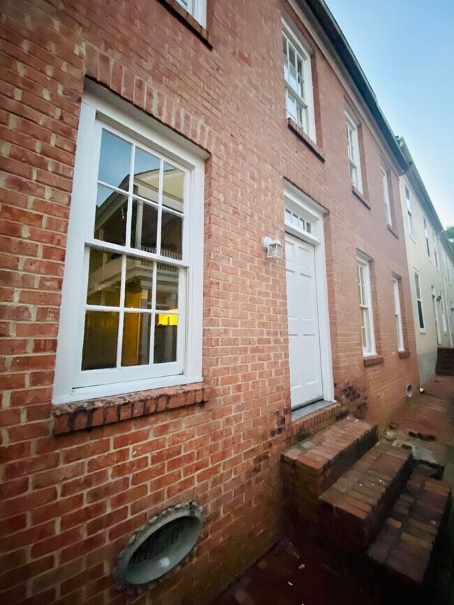 Building Photo - 106 Planters Row