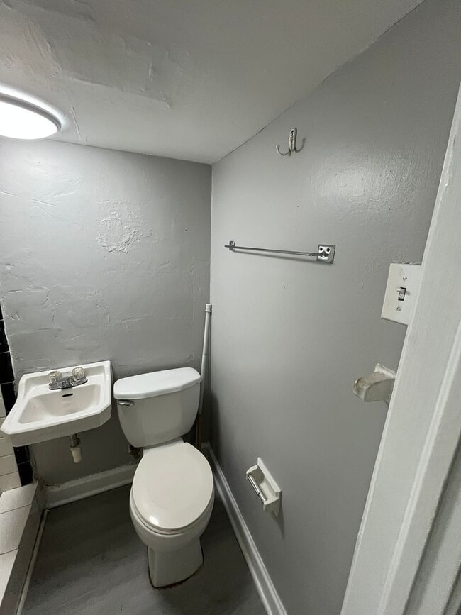 Building Photo - 2931 Howard Ave