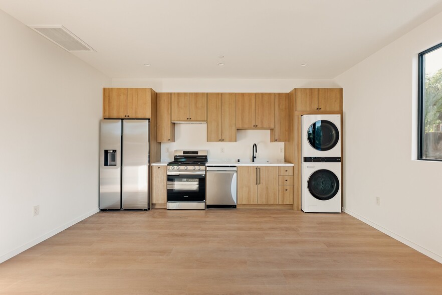 Building Photo - 17852 Saticoy St