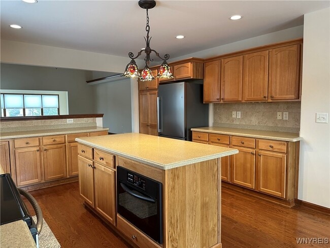 Building Photo - 8047 Laurel Park Ln