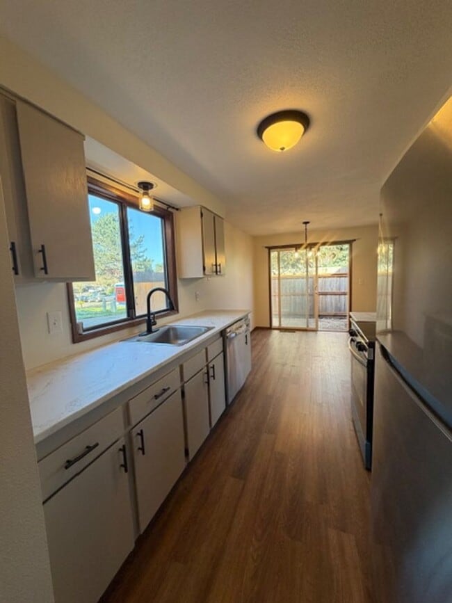 Building Photo - MIN912