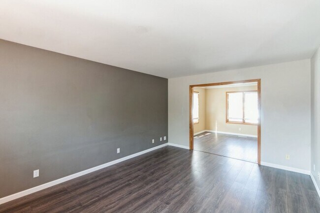 Building Photo - FINISHED BASEMENT WITH FENCED YARD! 4 Bedroom, 3.5 Bathroom Home in Ames