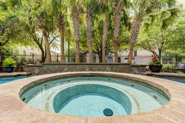 Building Photo - Designer condo with a private rooftop terrace