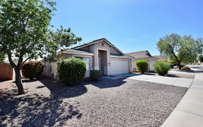 Building Photo - Completely remodeled 4 bed 2 bath home in ...