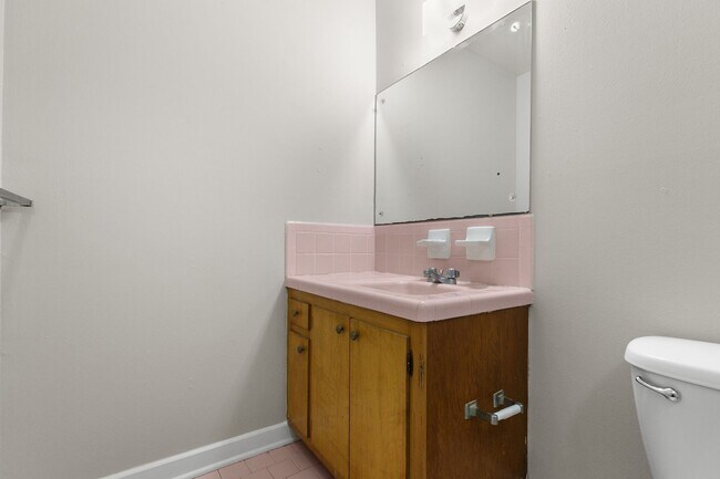 Building Photo - Celeste Manor - 1 Bedroom / 1 Bathroom, Updated