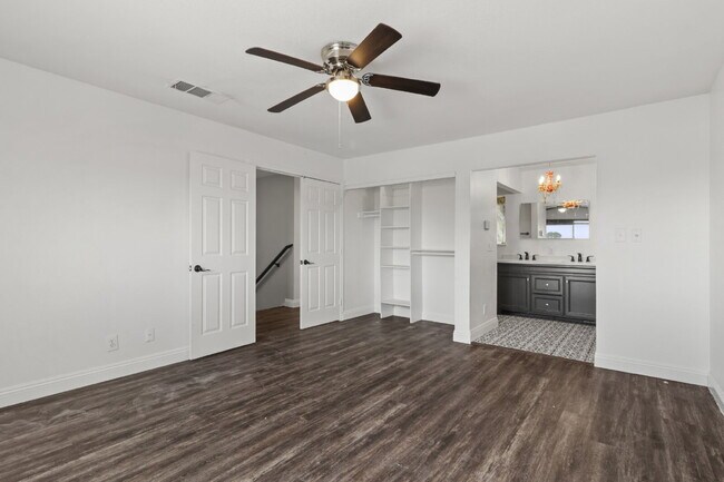 Building Photo - Welcome to your entertainers dream home!