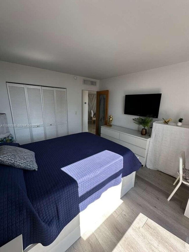 Building Photo - 3401 N Country Club Dr