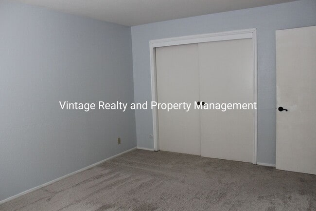 Building Photo - Ready To Go! Very Nice 2 bedroom Condo!!!