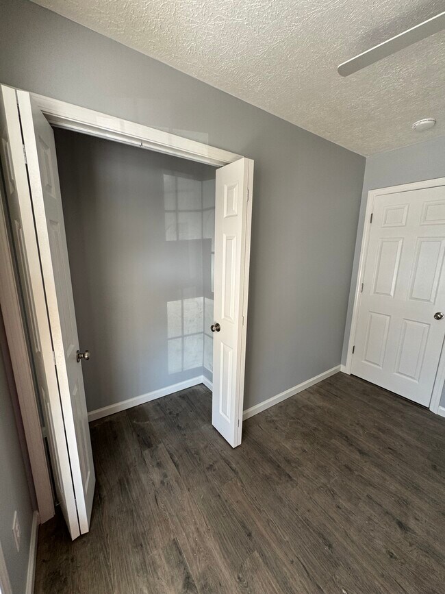 Building Photo - 1211 Redbud St