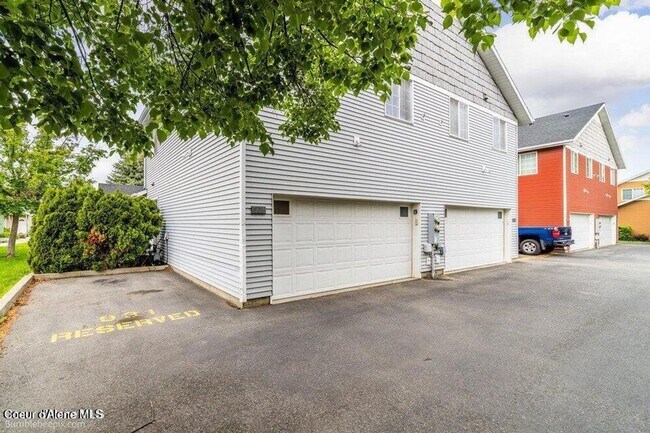 Building Photo - Beautiful Updated 3 Bedroom Condo with A/C, Garage & Fireplace in Forsythia Place!