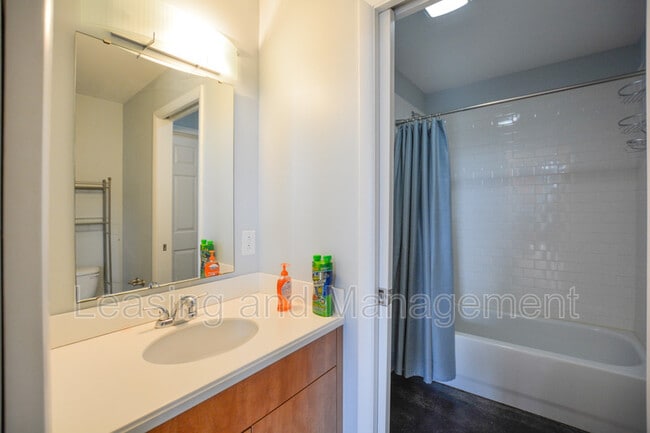 Building Photo - 1 Cool Blow St