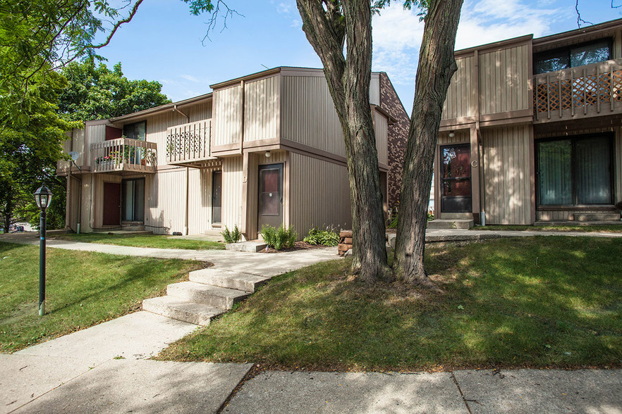 Primary Photo - Burr Oaks Village Apartments