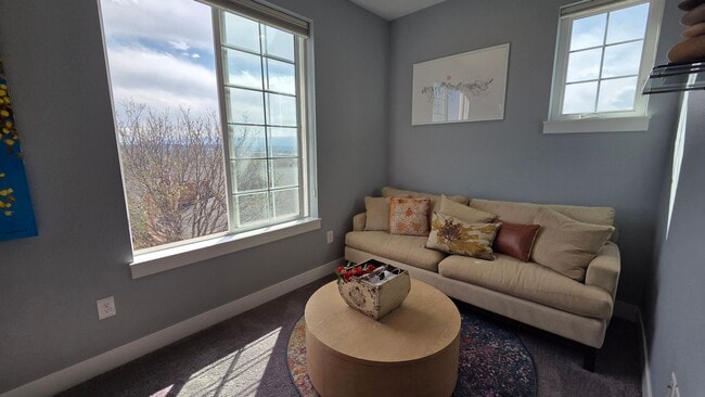 Building Photo - Modern 4 Bedroom 5 Bath Townhome - With Lots of Natural Light and Great Views!