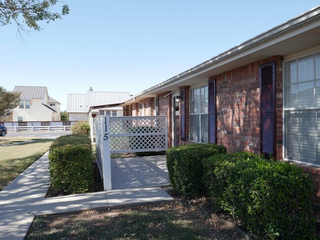 Building Photo - Solms 1 Bed | 1 Bath 670 Sq. Ft.